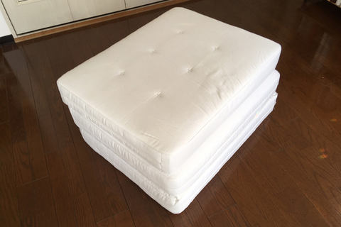 無印の「洗えるマットレス・固クッション」。三つ折りが布団派に