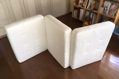 無印の「洗えるマットレス・固クッション」。三つ折りが布団派に