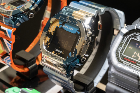 G-SHOCK、全身グラフィティアートの新作 - Impress Watch