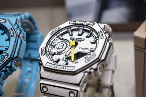 ドンッ」衝撃のマンガ風デザインG-SHOCK「GA-2100MNG」 - Impress Watch