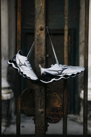 ミズノ、2つのフラッグシップシューズ融合モデルに新色シルバー