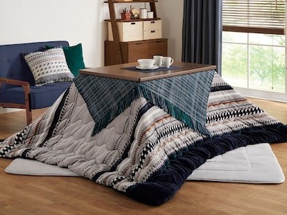 ニトリ、床でもソファーに座っても使える高さ調整可能な「2WAYこたつ