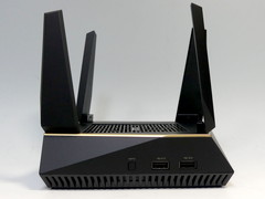 小さいのに速くて安い「Wi-Fi 6×トライバンド」、ASUS「RT-AX92U」を
