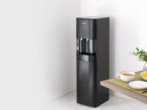 ボトルを持ち上げずに交換できるウォーターサーバー。黒い「シタカラ