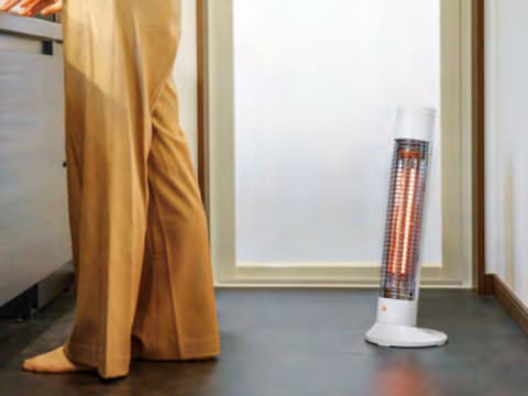 ヤマダ、ちょっと傾いた形で背中まで暖まりやすい電気ストーブ - 家電