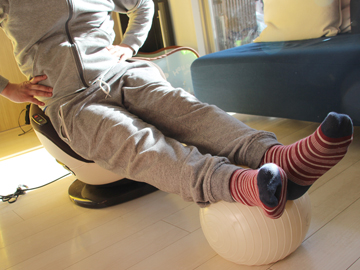 家電製品ミニレビュー】1回使っただけで筋肉痛! 1分間で腹筋20回の効果