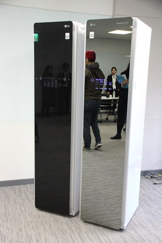 衣類を掛けるだけでシワ取りや脱臭ができる「LG styler」に、姿見