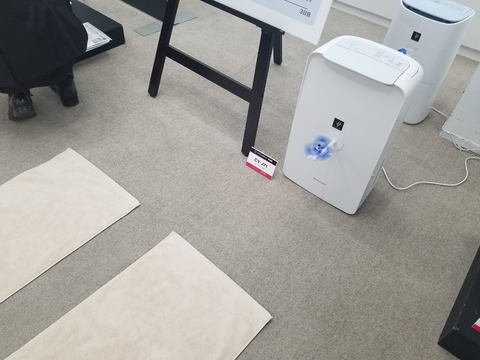 シャープ、下向き送風でバスマットや靴も乾燥・除菌できるコンパクト