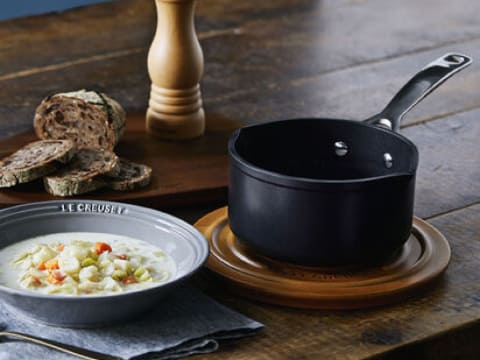 ル・クルーゼ最強の耐久性を持つミルクパン。少量の温めやスープに