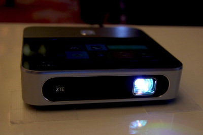 小型プロジェクターにLTE対応のAndroid搭載「モバイルシアター