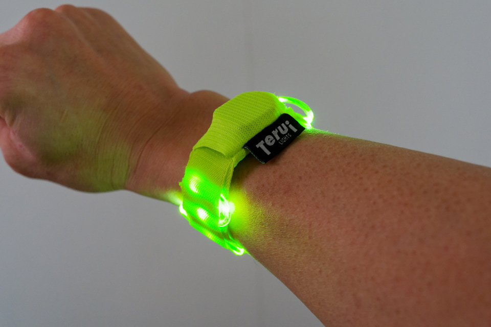 汚れたら洗えて、自分も見やすくて安心！ なリストバンド型軽量