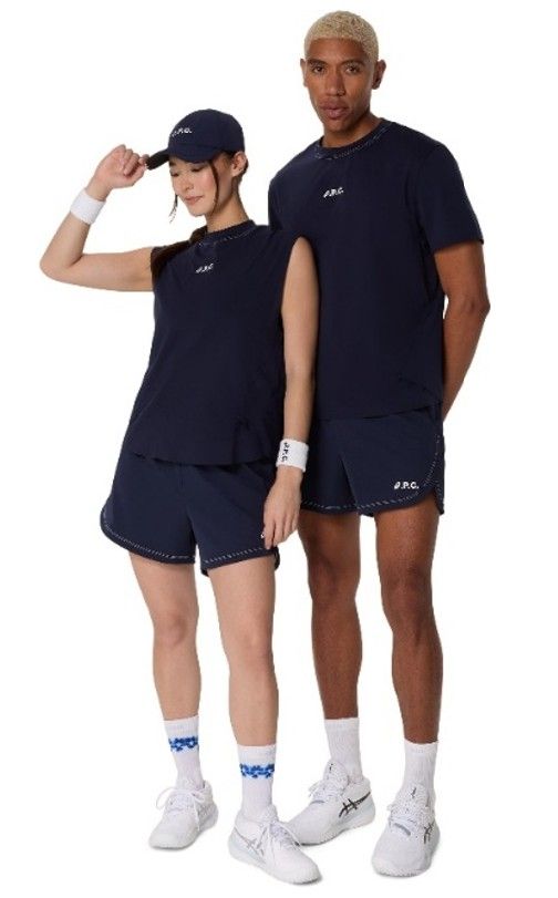 アシックスとA.P.C.がアパレルとシューズを揃えたテニスコレクションを