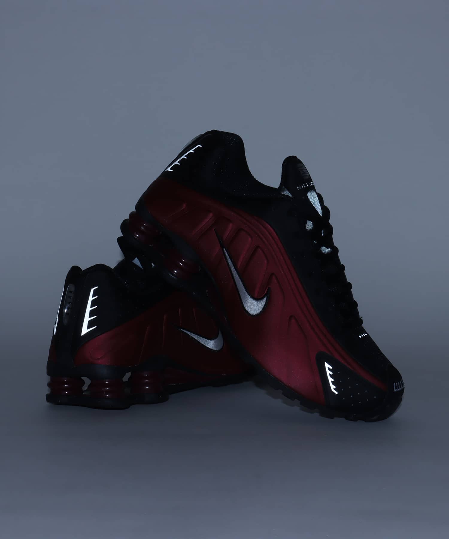 NIKE SHOX R4 BLACK/METALLIC SILVER-TEAM RED（ナイキ ウィメンズ