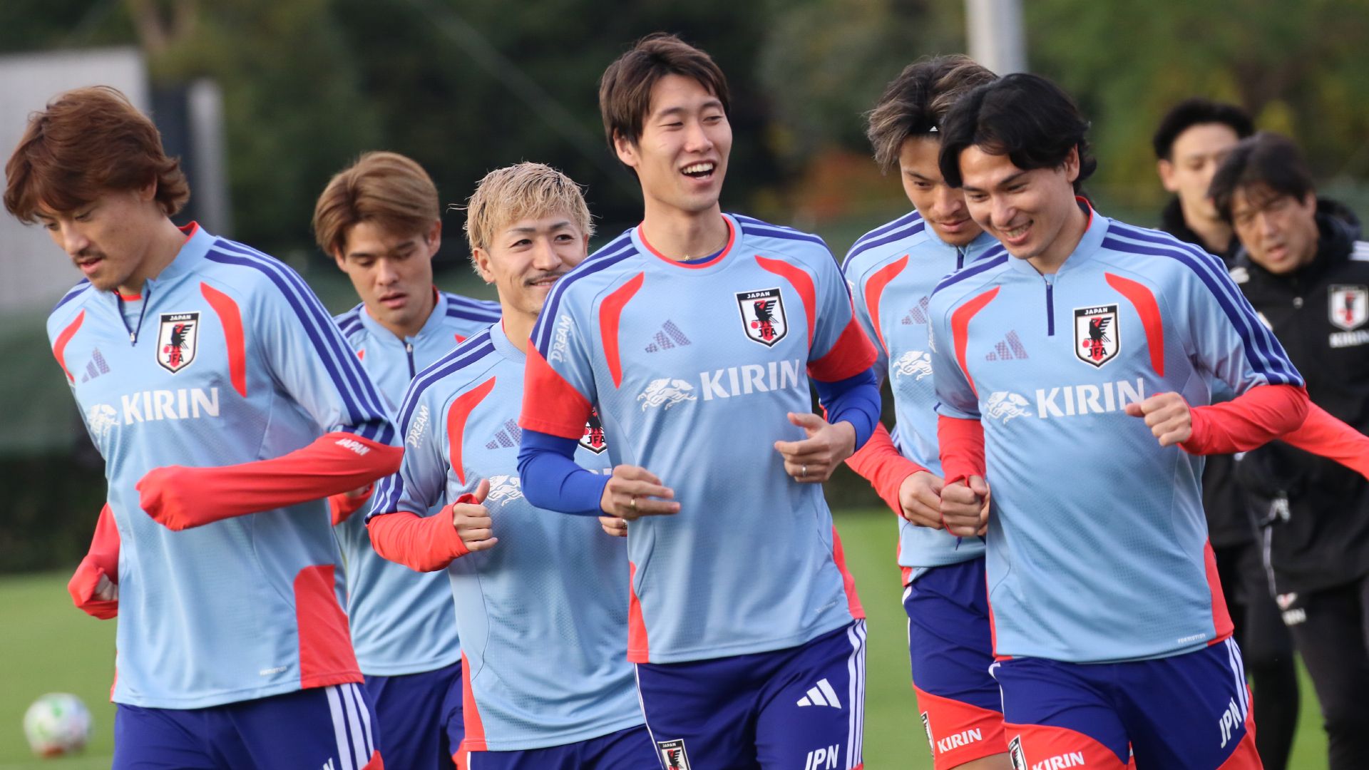 日本代表、年内最後の一戦へ本格始動。鎌田大地を含む26選手で調整