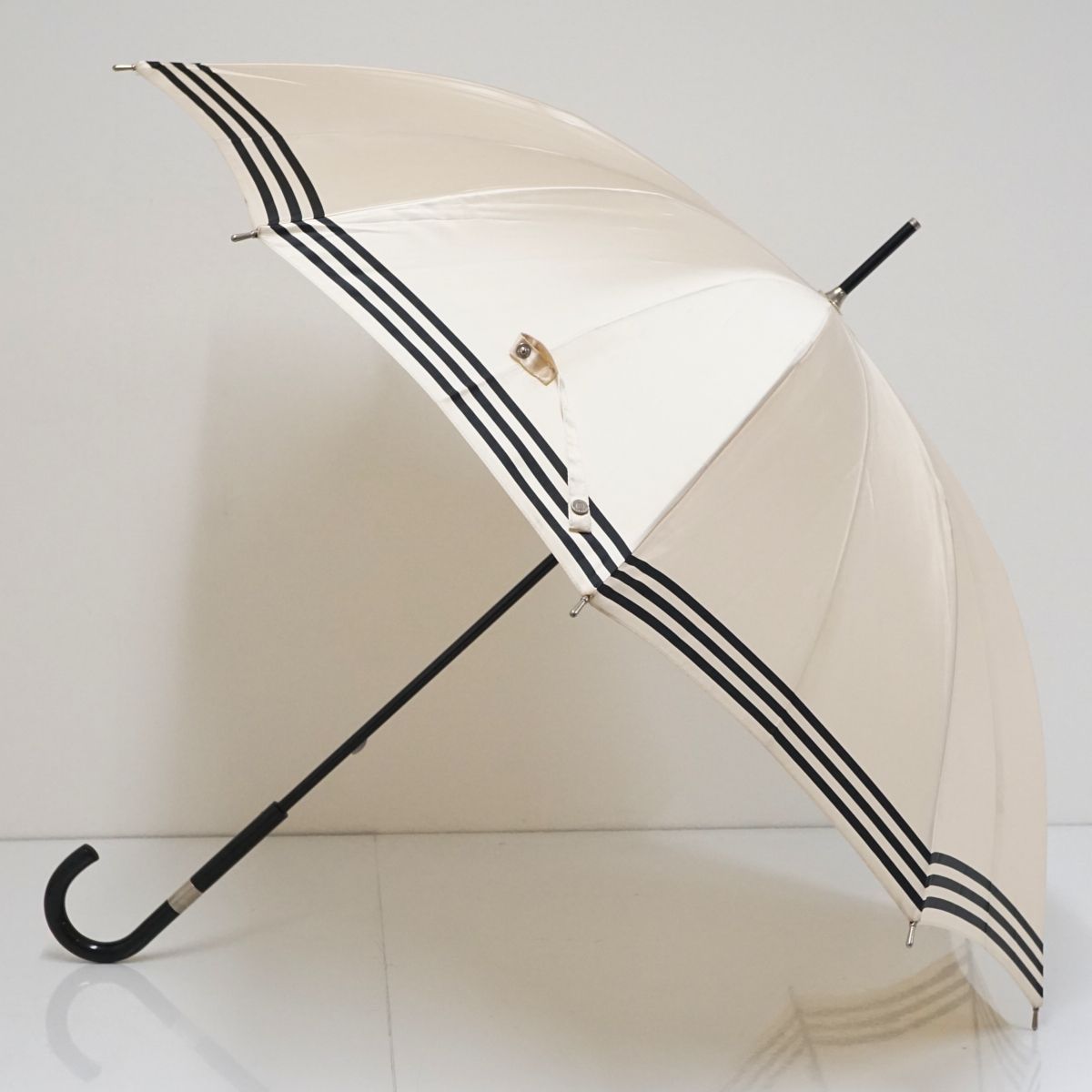 美品】サンローラン 雨傘 長傘 YSLロゴ クリーム色 光沢 美品】サン