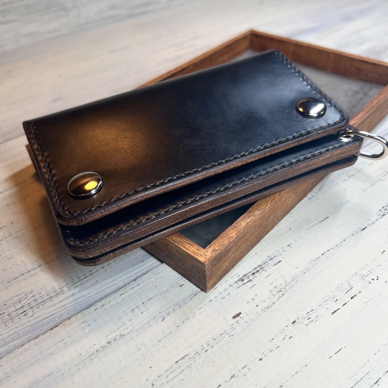 トラッカーウォレット ミドル 2層】 クロムエクセル シルバー - メルカリ