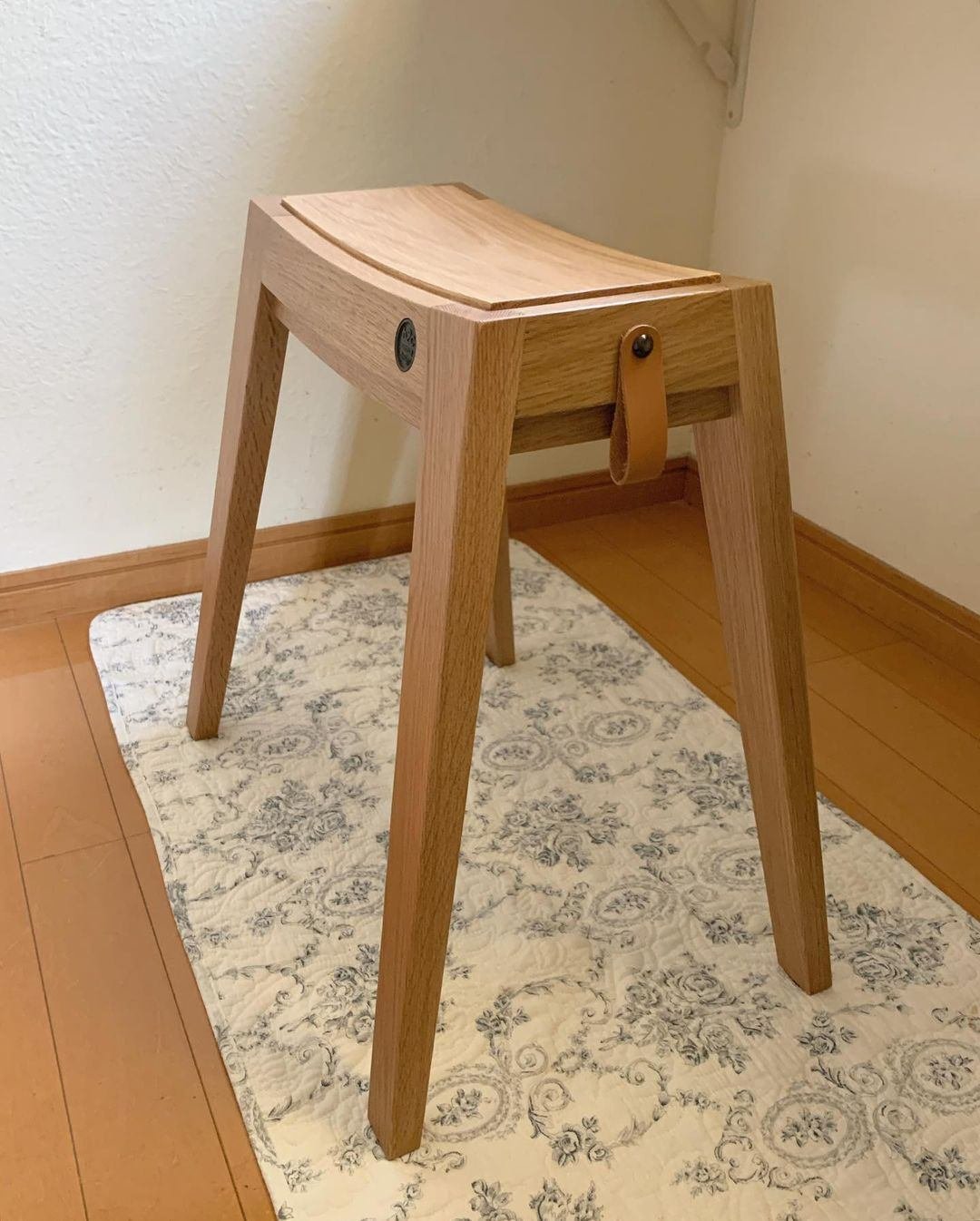 木目が美しいシンプルデザインのスタッキングスツール｜sarasa design