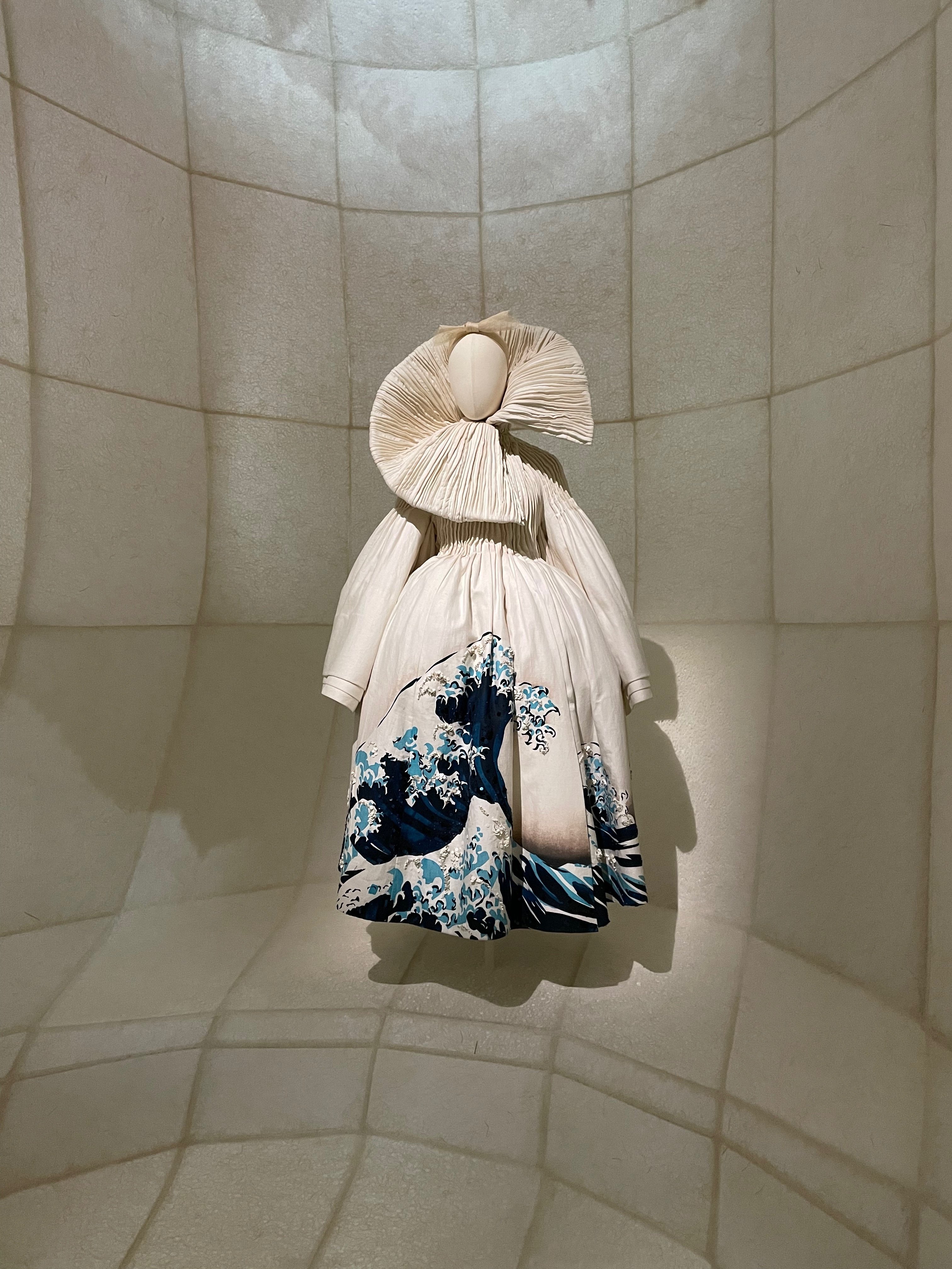 クリスチャン・ディオール、夢のクチュリエ」展へ｜ソラノオト