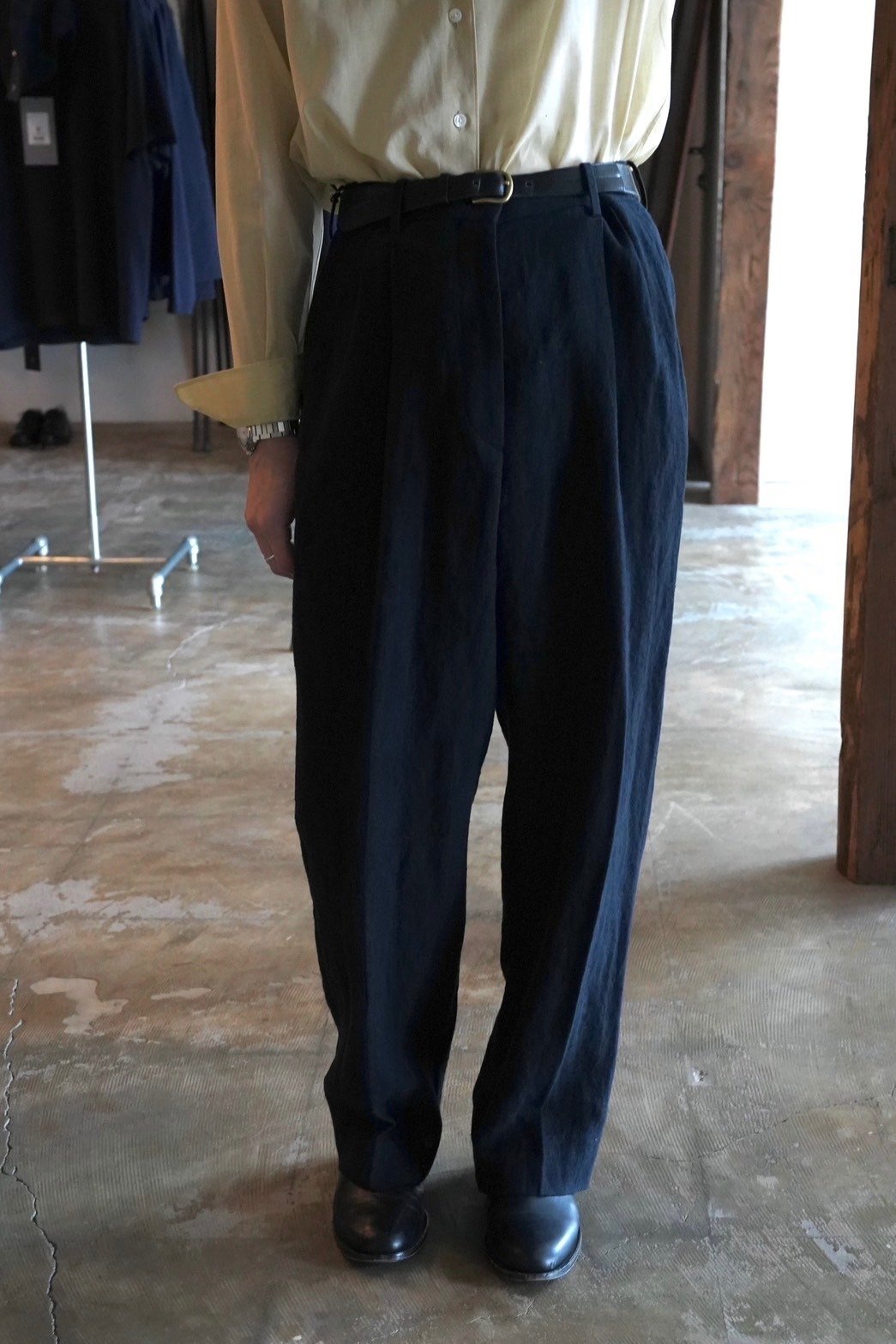 個人的に今季のスタイルには必須のスラックス。【AURALEE】から表情の