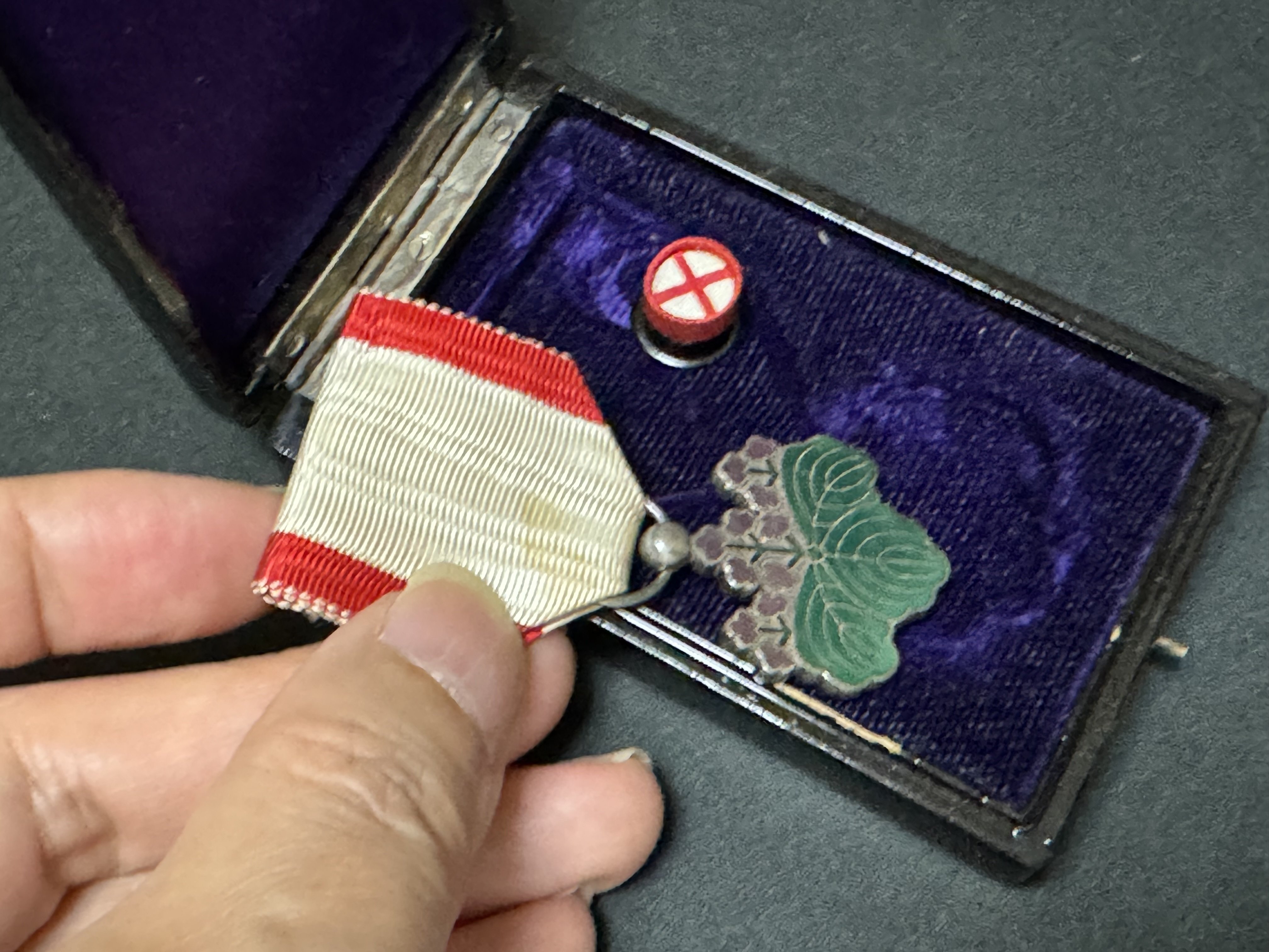 勲章をもらったら、勲章に恥じないように誓う「領票」を差し出さねば