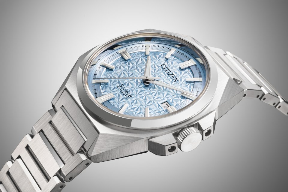 シチズンシリーズエイト』 より、アイスブルーが涼しげな 831