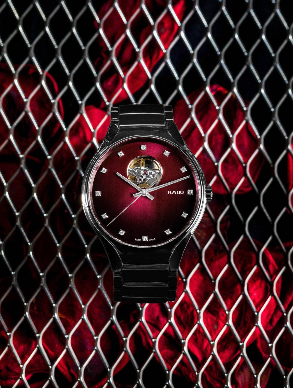 ラドーから ブラック ハイテクセラミックとレッド ダイヤルが融合した