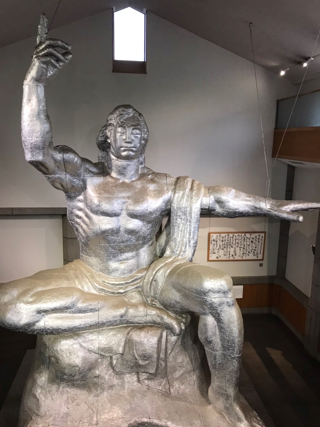 東京・井の頭公園で観る北村西望の「平和祈念像」日経アートからの