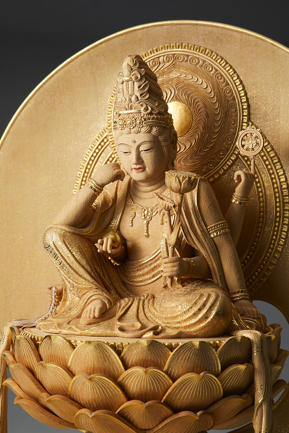 向吉悠睦『 如意輪観音(にょいりんかんのん)』 | 木・和紙作品 | 日経