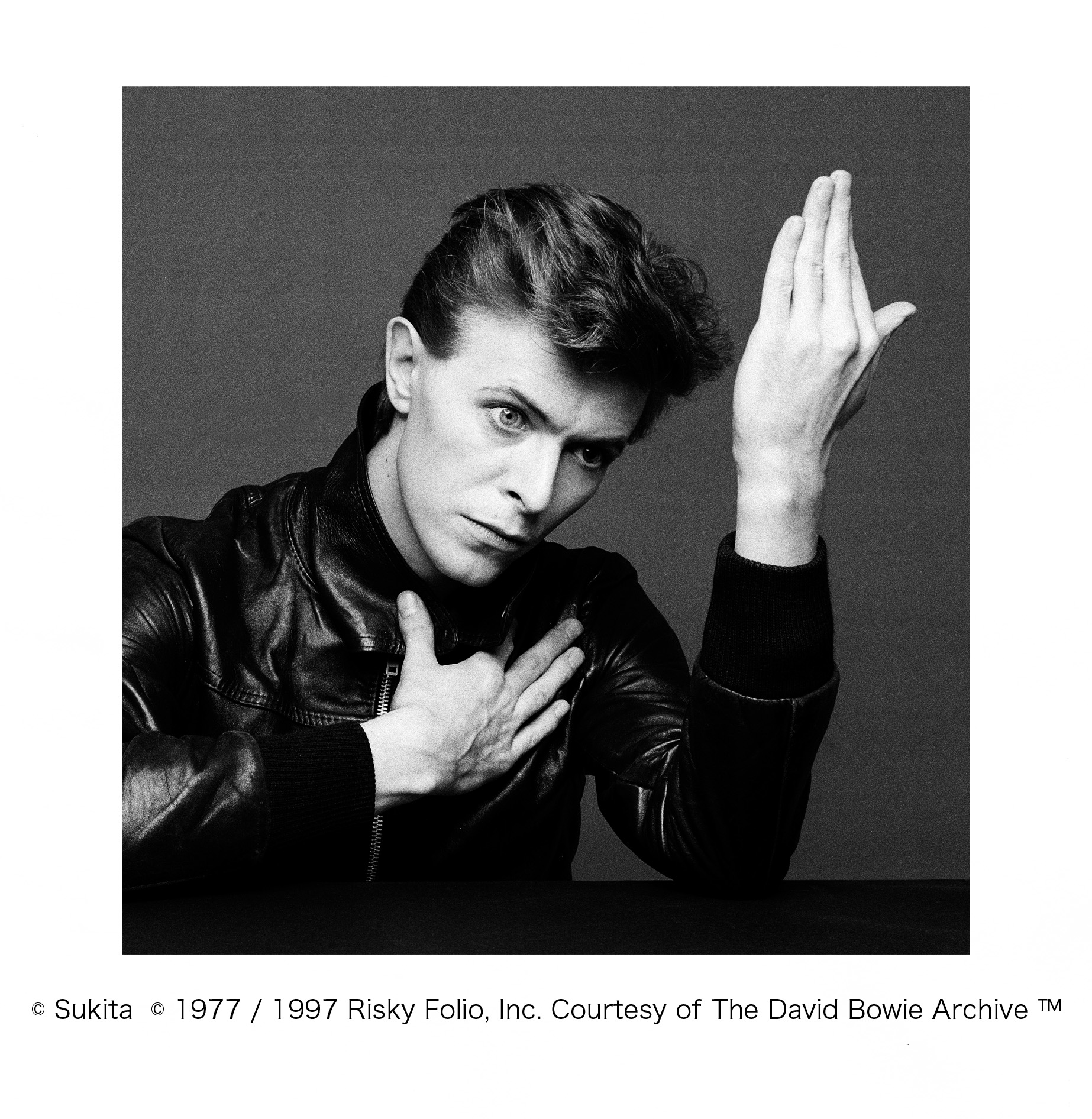 デヴィッド・ボウイら300点展示 鋤田さん、故郷直方で初写真展｜ アルトネ