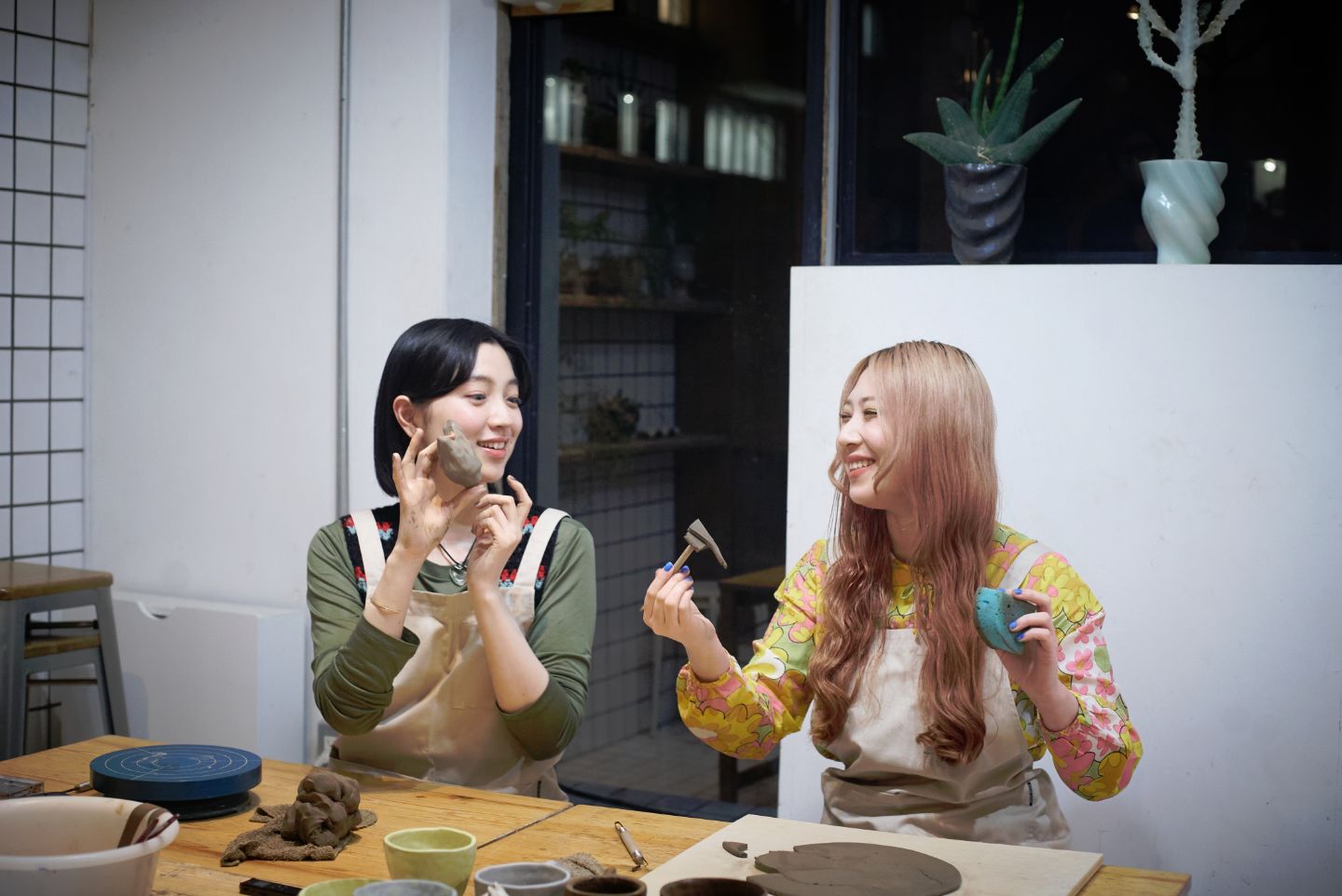 小谷実由と松尾レミがアートな陶芸体験。新しい世界の扉を開きに大井町