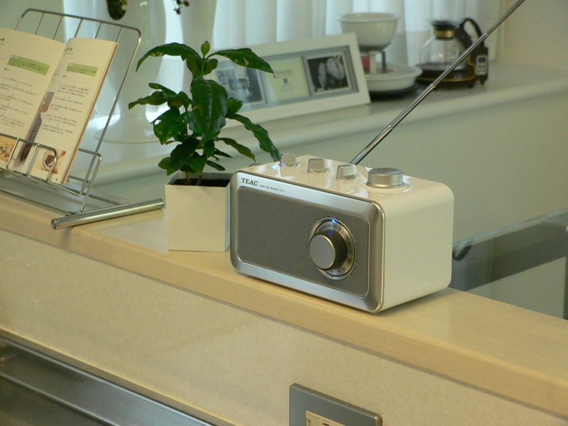 ティアック、レトロデザインのポータブルAM/FMラジオ