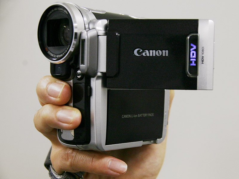 キヤノン、同社初の家庭用縦型HDVカメラ「iVIS HV10」