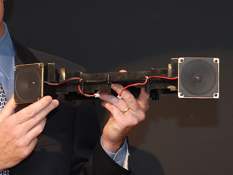 ボーズ、独自技術採用のCD/ラジオ/スピーカー一体型システム