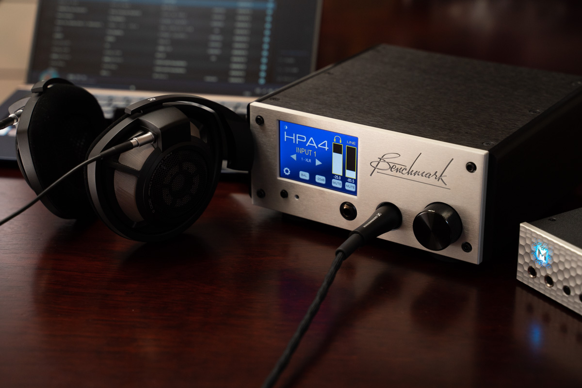 レビュー】SN比135dB・歪率0.00006%の衝撃。異次元アンプ、Benchmark