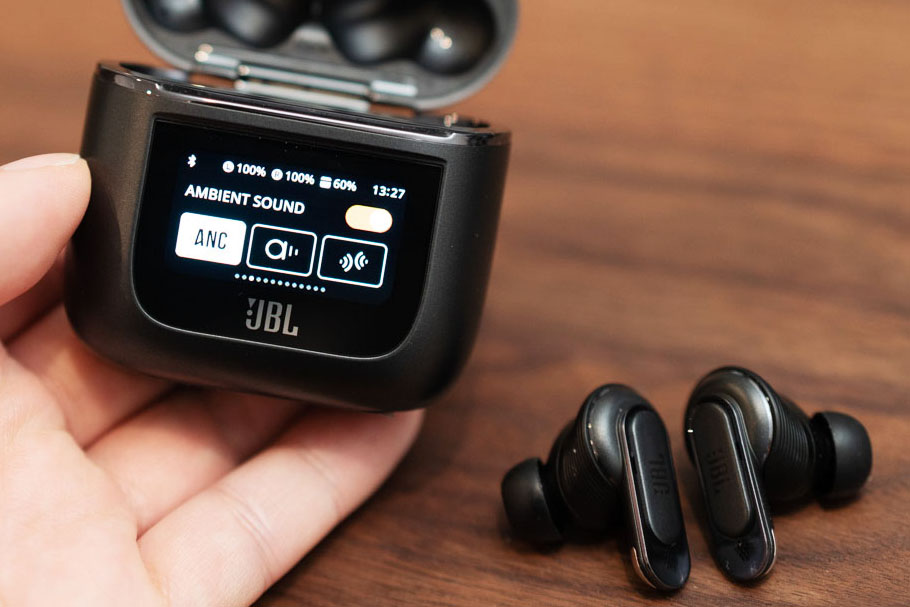 完成度最強! JBL最上位TWS「TOUR PRO 2」。ケースにモニタ必要!? - AV