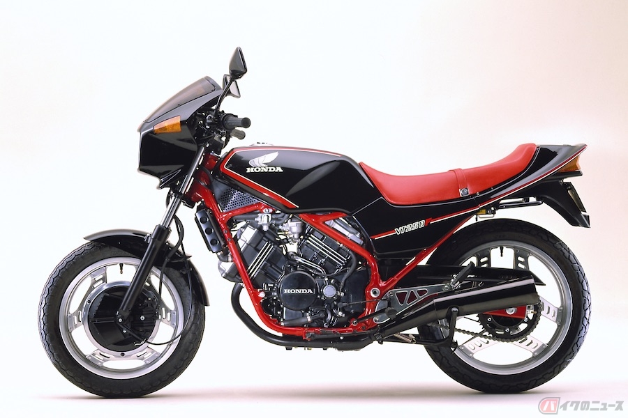 ホンダ「VT250FC」は、発売後長きに渡り進化を続け多くの人々に愛され