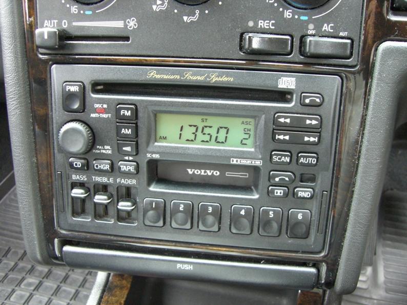 ボルボ850のオーディオユニット交換: ボンボン・ダイアリー