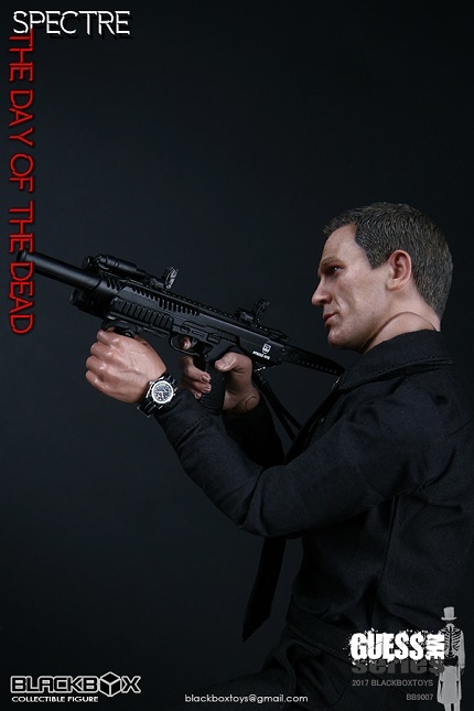 ボンド、骸骨スタイル装束。