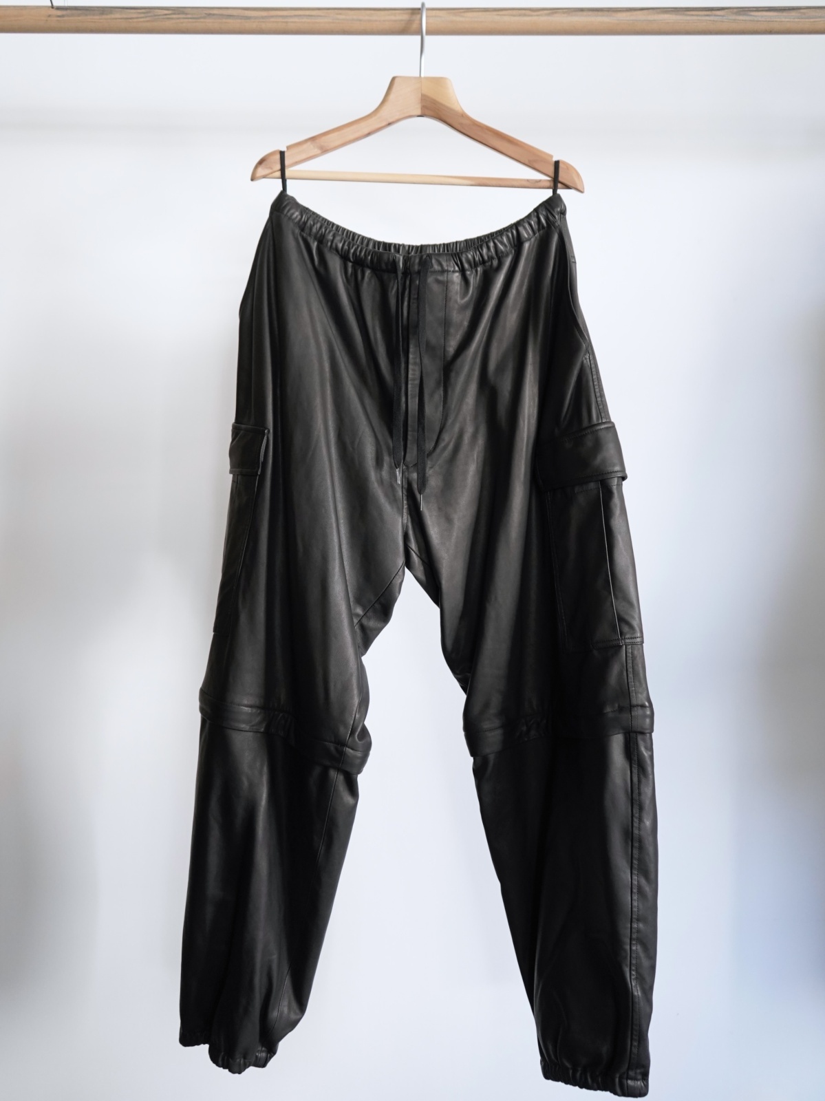 COMOLI」シープスキン6Pパンツ