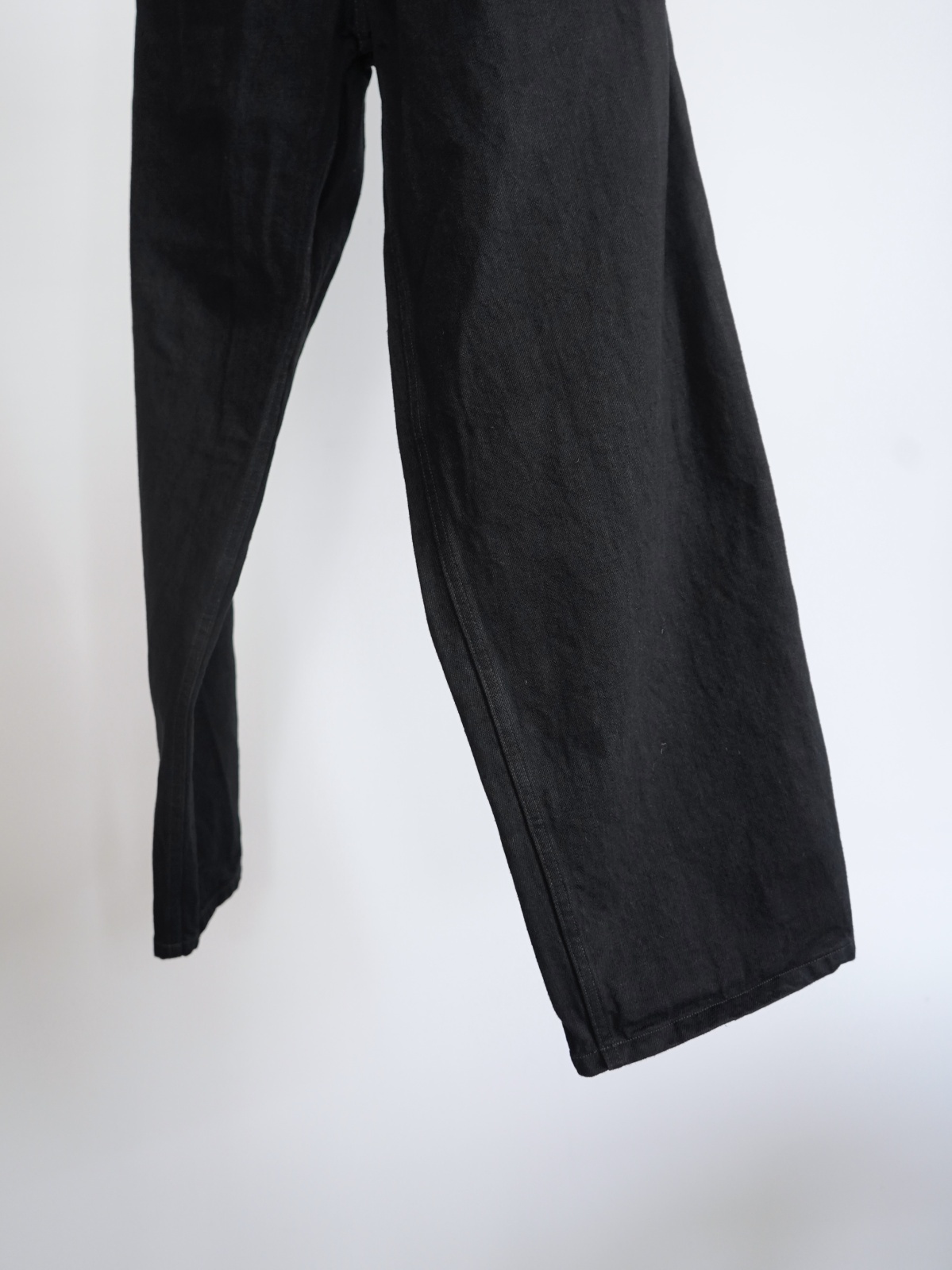 COMOLI」デニム ベルテッドパンツ