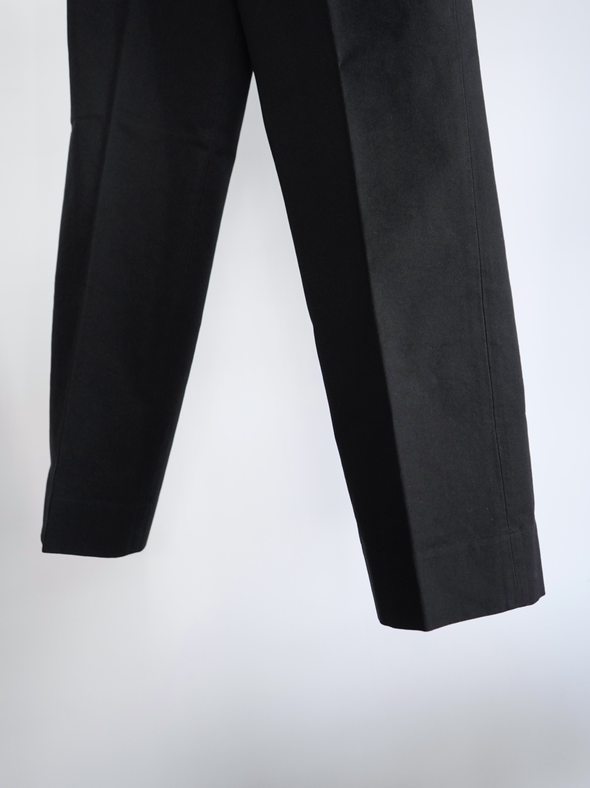 COMOLI」ポストワークツイルパンツ