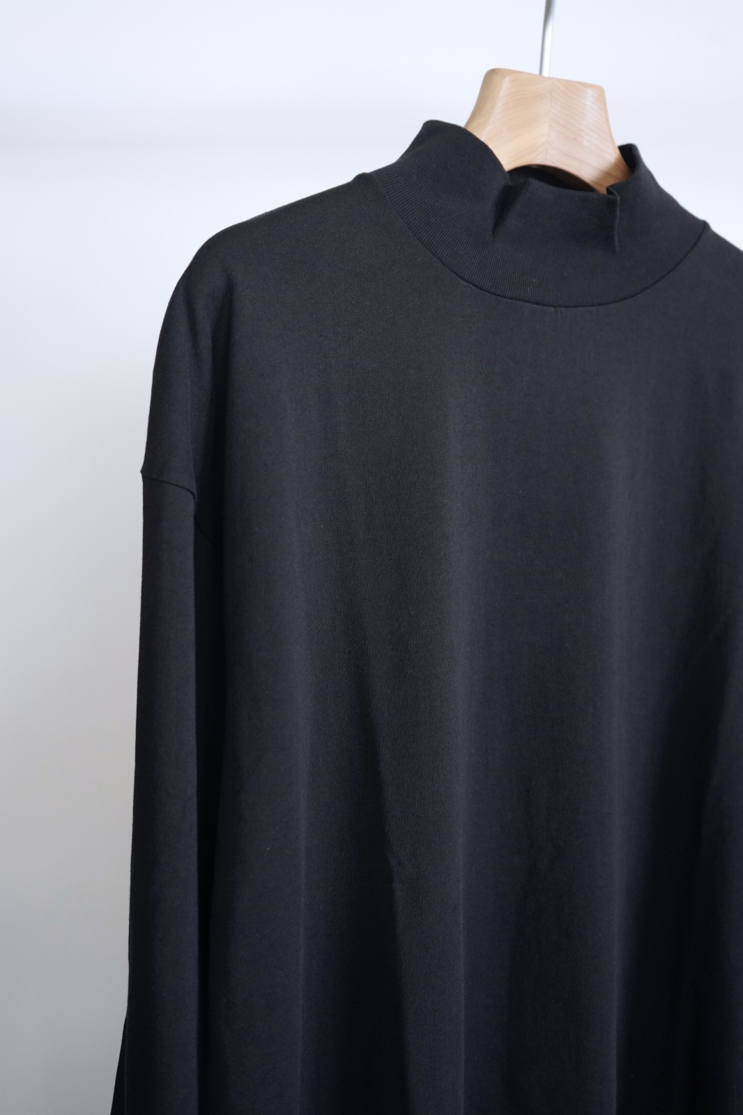 comoli 24aw コットンジャージモックネックプルオーバー