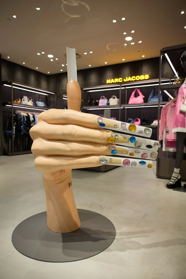 マークジェイコブス「MARCの手」が出迎える、阪急うめだ本店に新