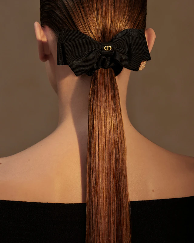 ディオール 髪元に詩情を添えるヘアアクセサリー、2025年フォール