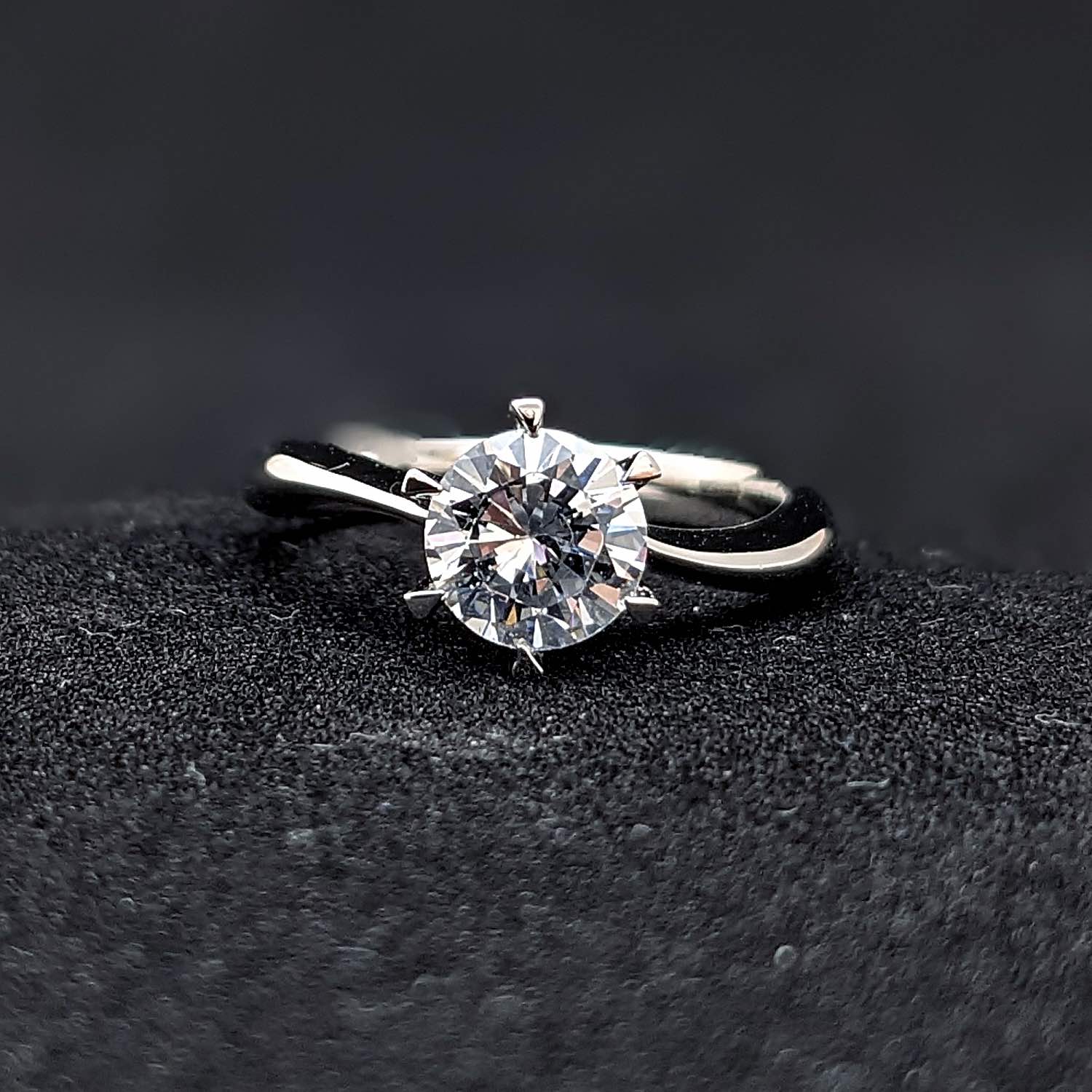 1カラット版：アームデザインが新しいティファニーセッティングの婚約