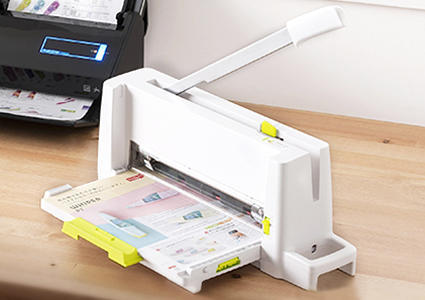 コンパクト断裁機 PLUS コンパクト裁断機 PK-213 PK-213［特長］｜手動