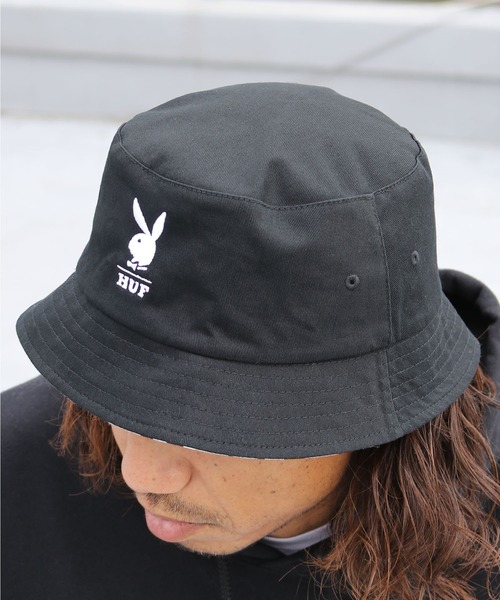 HUF（ハフ）の「HUF/ハフ×PLAYBOY/プレイボーイ PB REVERSIBLE BUCKET