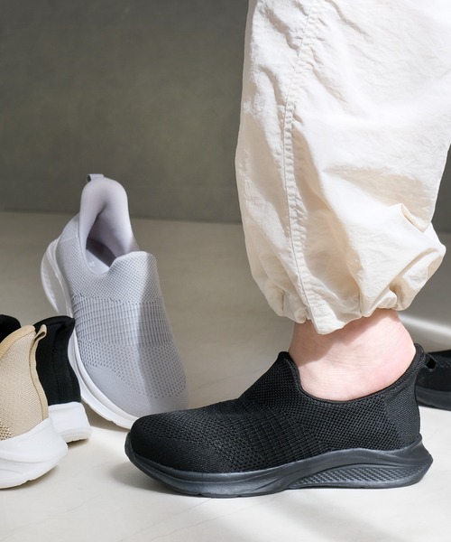 手を使わずスッと1秒で履ける」スリッポンスニーカー（スリッポン