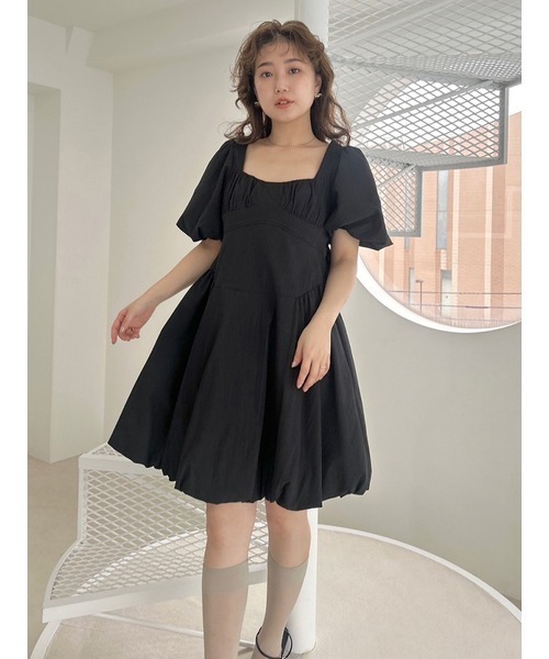 LILY BROWN（リリーブラウン）の「パフスリーブエンパイアミニ