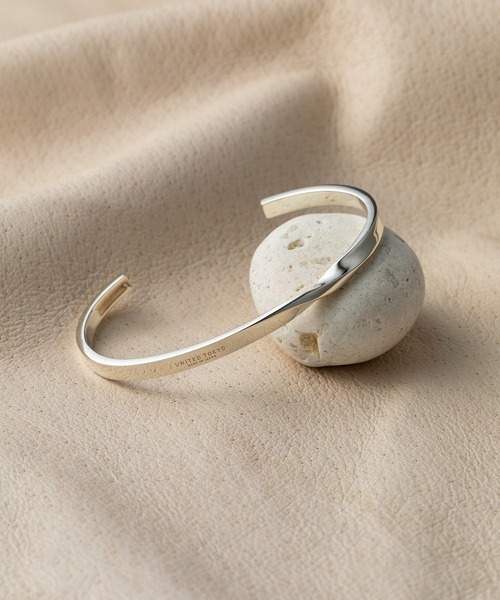 UNITED TOKYO（ユナイテッドトウキョウ）の「シルバーツイストバングル